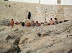  citadins prenant le soleil sur les rochers